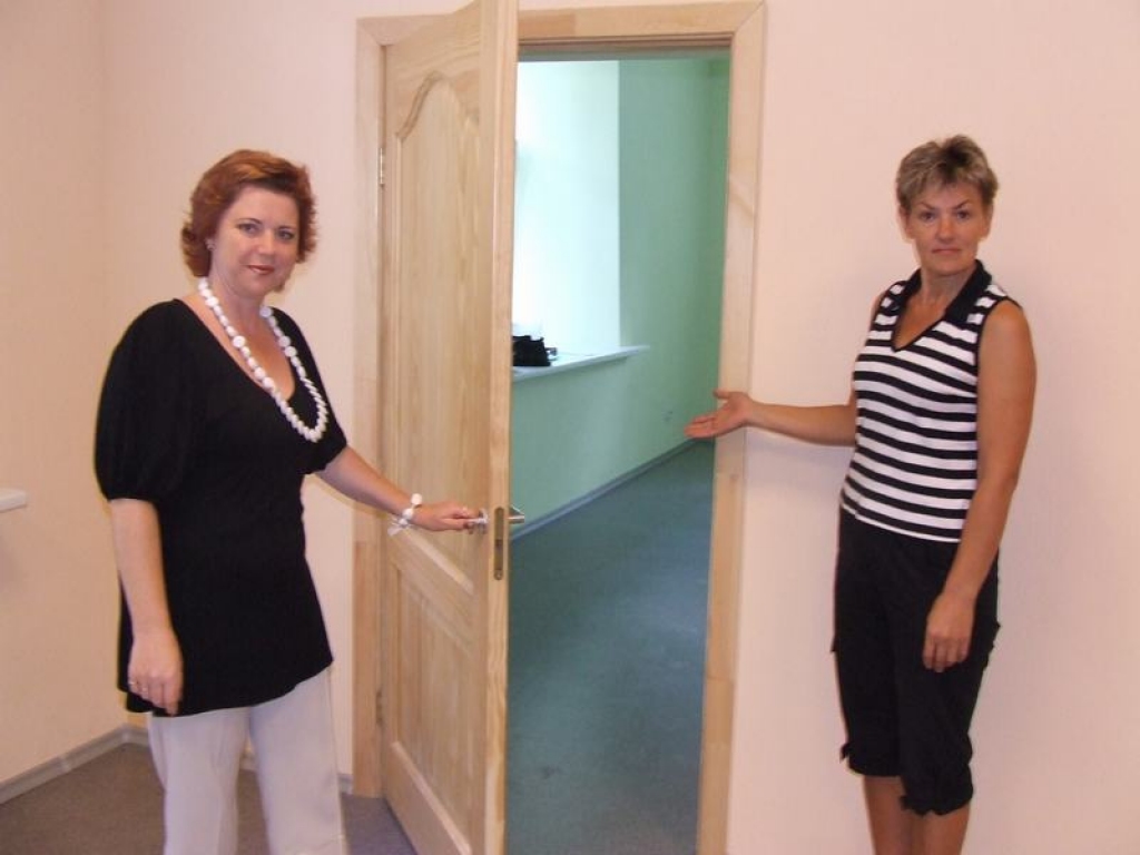 JAU ATVĒRTS. Centra vadītāja Ināra Upeniece (no kreisās) un Iveta Krastiņa, kad “Ideja” vēl top. 