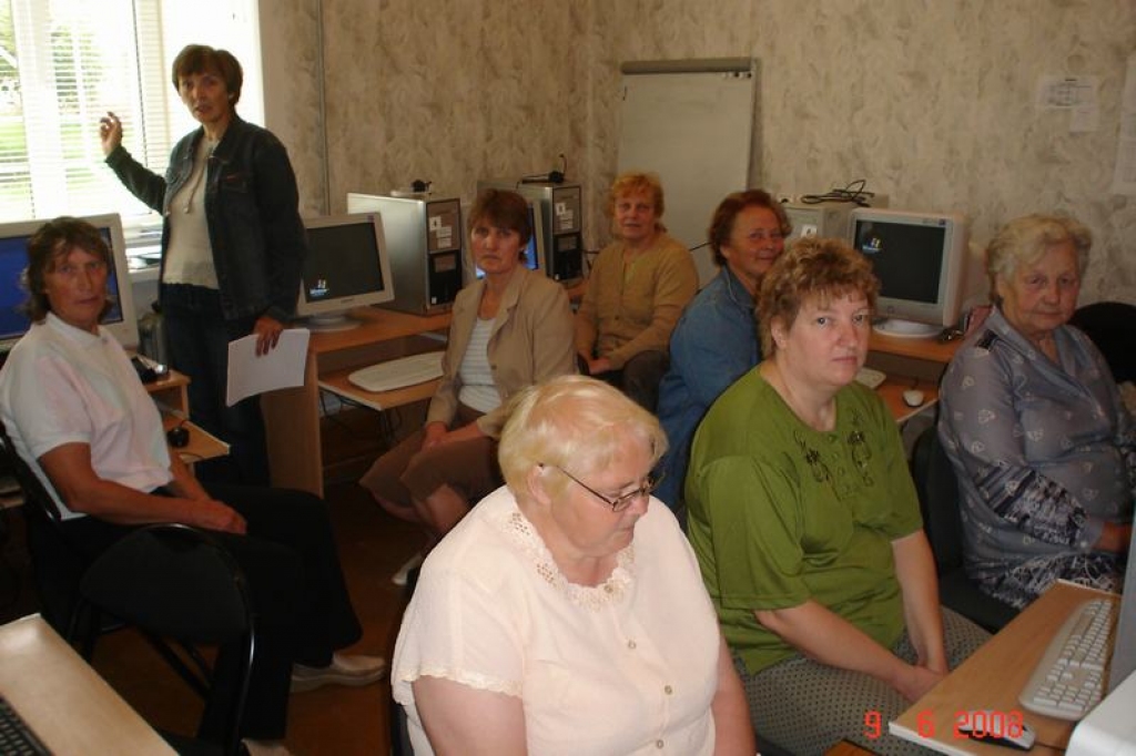 KĀ SKOLĀ. Kursiem izmantoja Pērses pamatskolas datorklasi. Lektore — Līga Kraukle. Rainas Līcītes foto