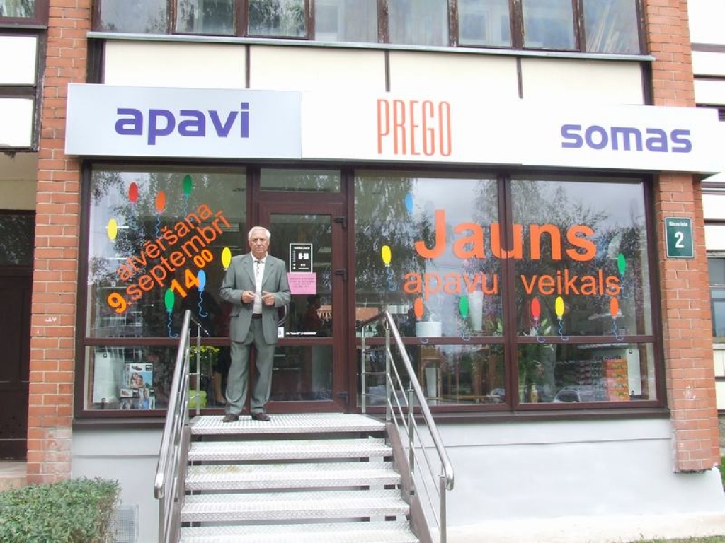 Veikals atvērts. Ilgi gaidītais brīdis ir klāt — veikala īpašnieks Valērijs Riženkovs gaida pircējus.