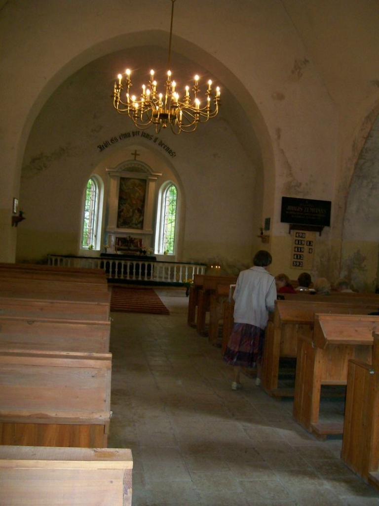 DRAUDZES VECĀKAIS. Jānis Lapiņš tik mirkli var pozēt fotogrāfijai, jo pirms dievkalpojuma vēl daudz darāmā. 