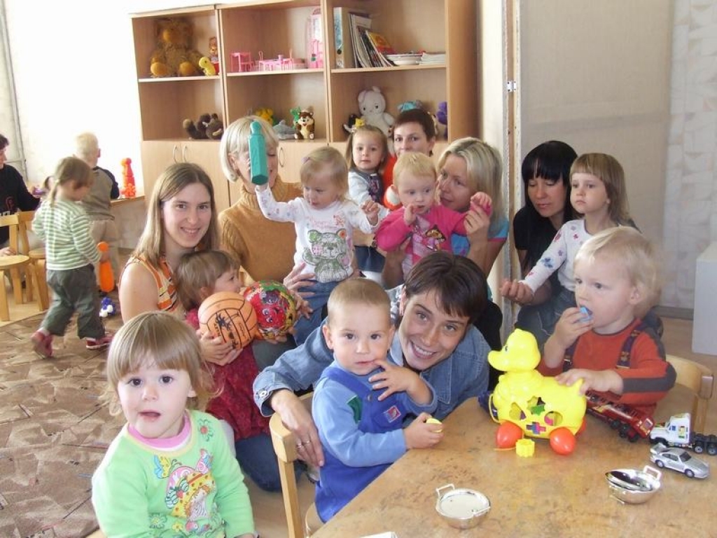 STUNDA JAUTRĪBAS. Bērni jau pirmajā nodarbībā jūtas kā draugi. Priekšplānā (vidū) Svetlana Podniece ar Niku Māri.