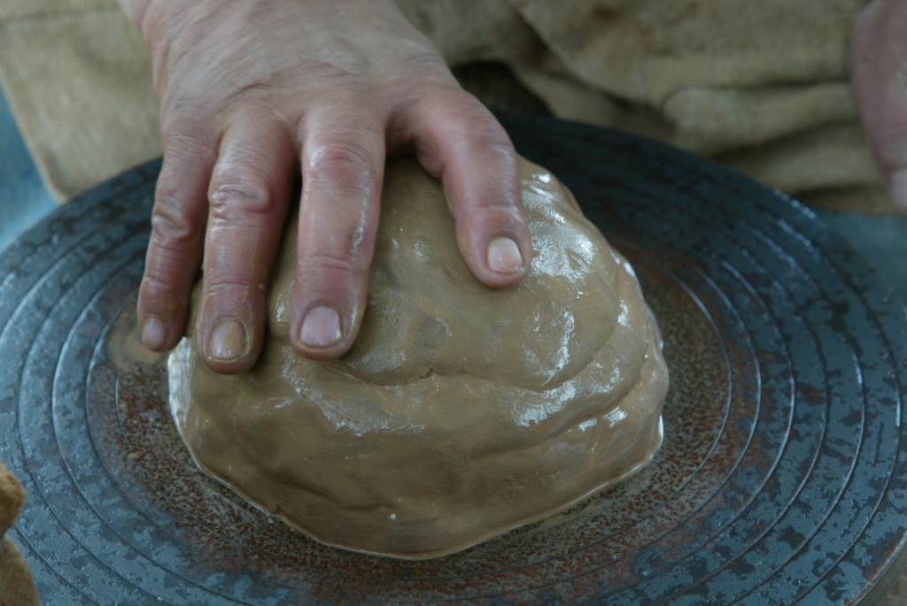 Vai bērns piedzimst kā balta lapa? Drīzāk ar ‘‘māla pikuci’’ pūrā, kas dzīves laikā tiks mīcīts un veidots, līdz pārtaps nobriedušā personībā.  