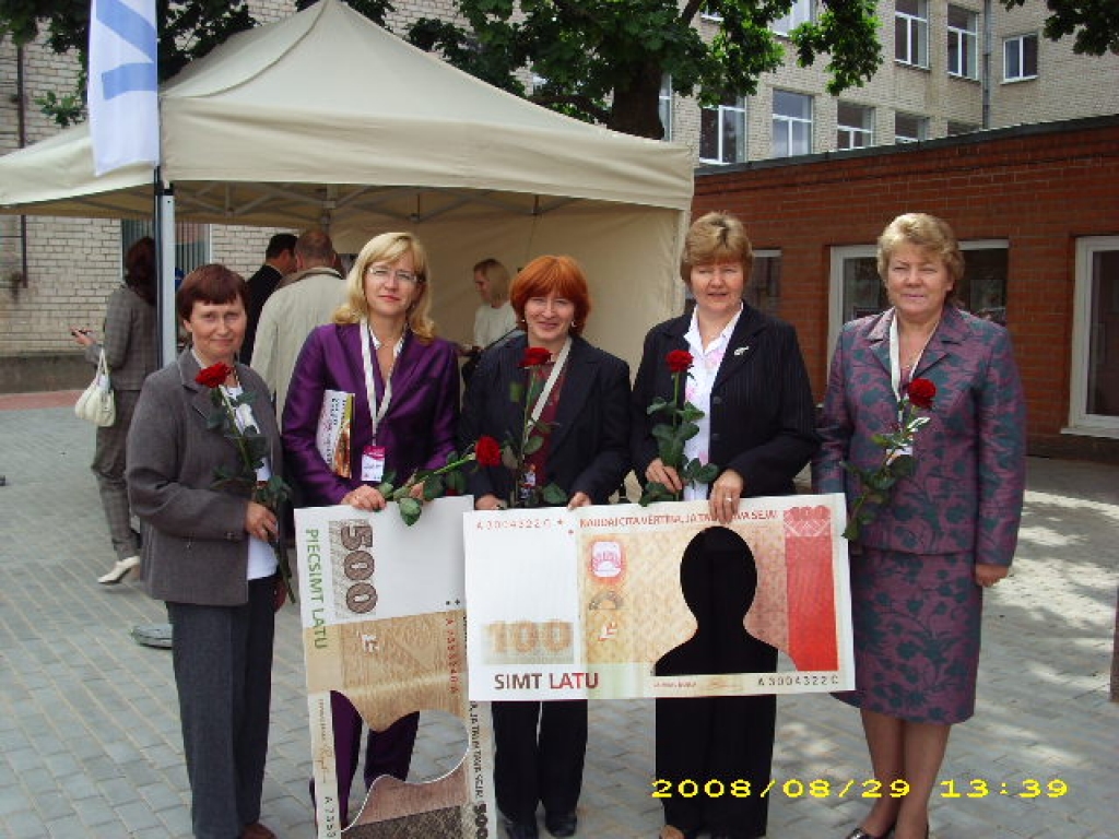 NO PIRMSĀKUMIEM. Atzinības rakstu Bauskā saņēma VID Aizkraukles nodaļas galvenā nodokļu inspektore Veneranda Koklače (no labās), viņas kolēģes Agrita Orola un Regīna Kalēja, nodaļas vadītāja Aelita Luberte un nodokļu inspektore Antoņina Drozdovska.