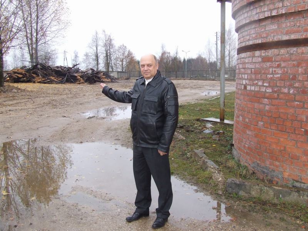 “TE BŪS PIEBŪVE!” — rāda Aivars Aldermanis. Laukumā vēl palikuši metāllūžņi, kurus uzņēmums pārdos.