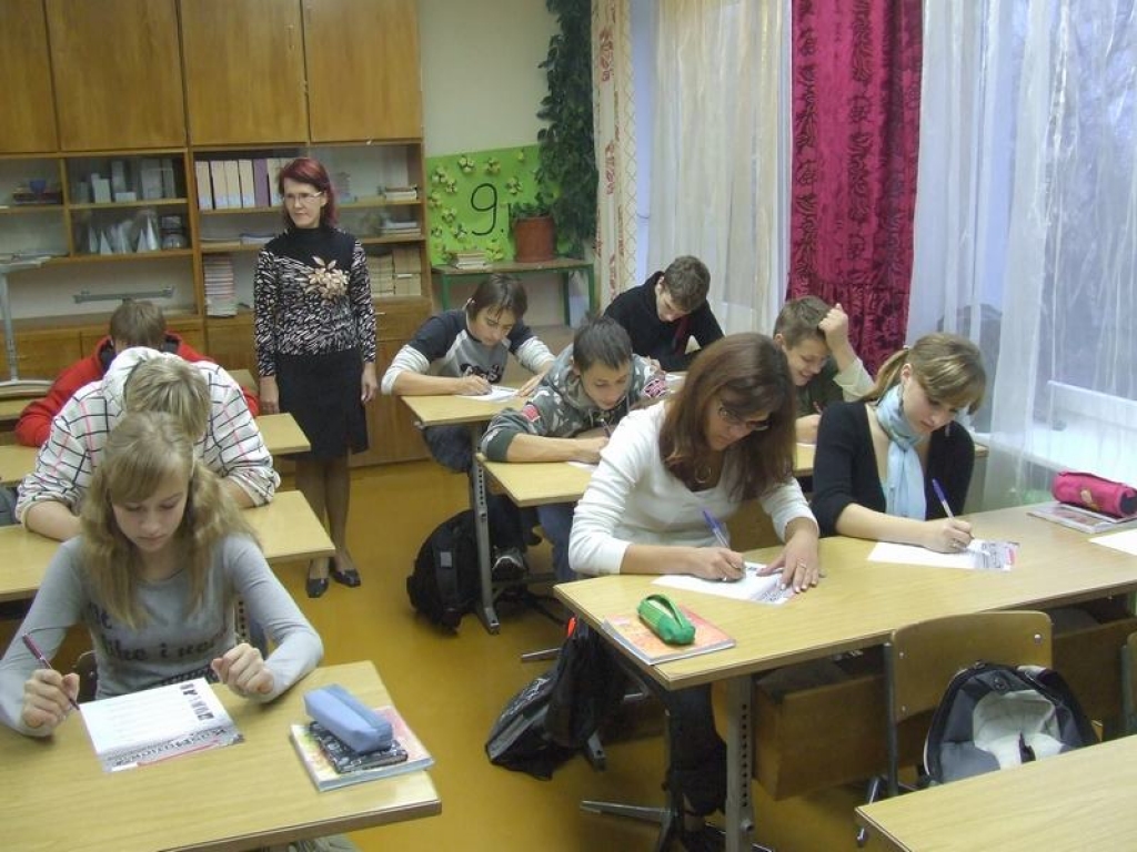 KONKURSS SĀKAS. Skolotāja Līga Leitlande vēro, kā 9.a klases audzēkņi izpilda konkursa anketas.
