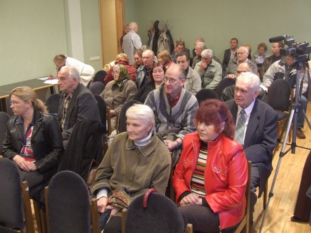 LIELA INTERESE. Uzklausīt detālplānojuma izstrādātājus bija atnākuši daudz aizkraukliešu.        