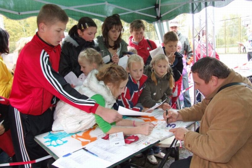 Simts metru gara fanu rinda. Sacensību goda viesis Viktors Ščerbatihs nepaguris sniedza autogrāfus.