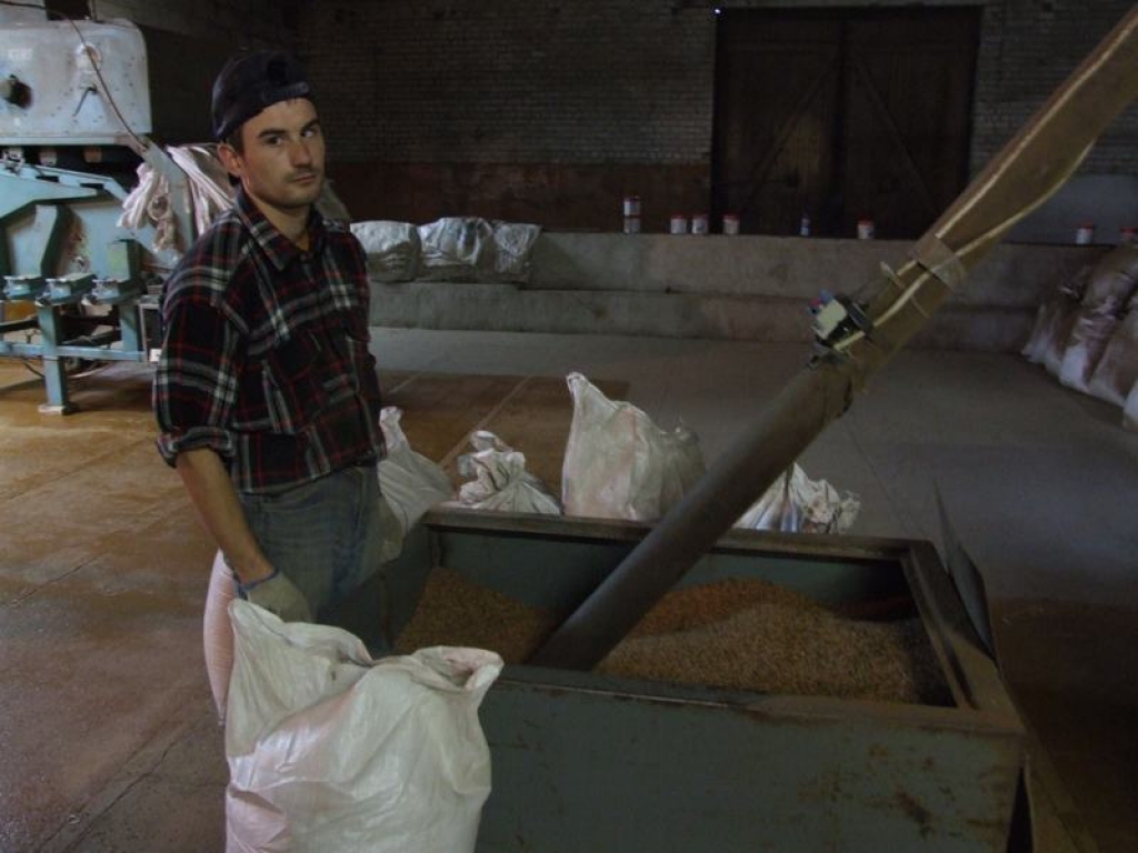 GRIĶU PILNI APCIRKŅI. Strādnieks Armands Ukins SIA “Ailans” ražotnē. 
