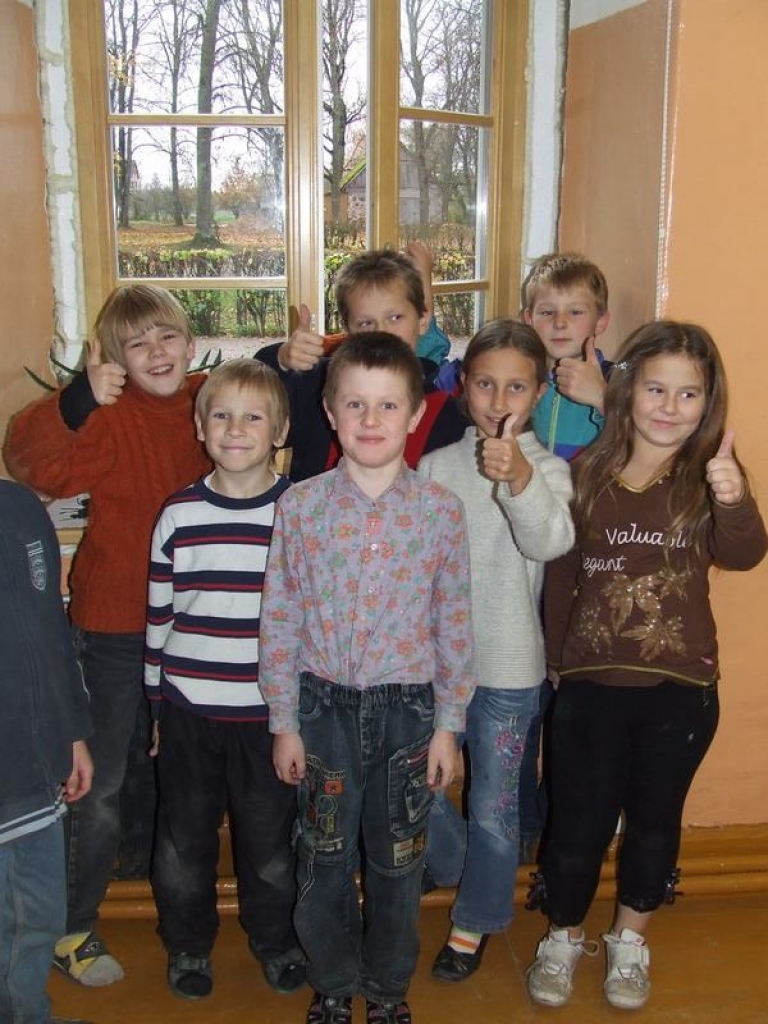 VAIRS NEPŪŠ. 3. klases skolēni priecājas par jaunajiem logiem. Vairs nav spraugu, pa kurām pūš auksts vējš un klasi ir iespējams labi izvēdināt. 