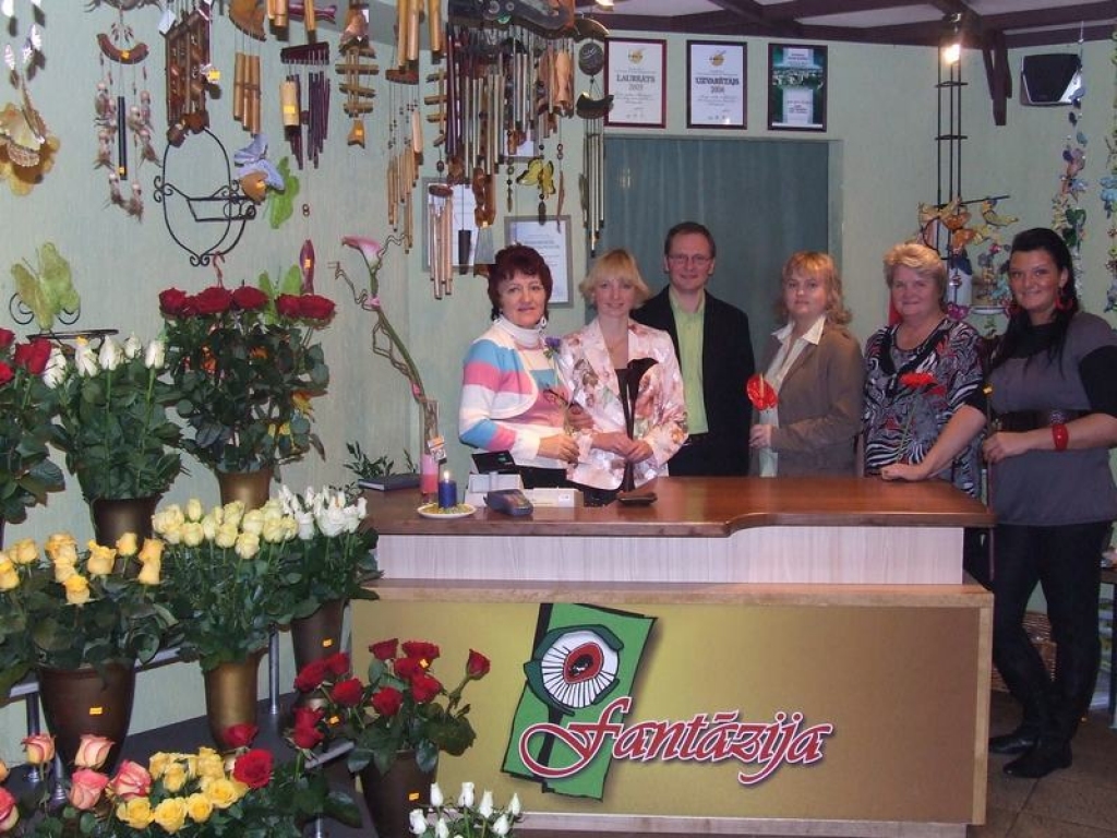 PUĶU PARADĪZĒ. Kolektīvs vienmēr ir labā noskaņojumā — Valija Trabo (no kreisās), Zeltīte un Rimands Medņi, Sandra Vilde — Masāne, Guna Medne un Maija Bērziņa. Kolektīvā vēl ir Aiga Ivuškāne, Inga Buko un Skaidrīte Dapkuse. 