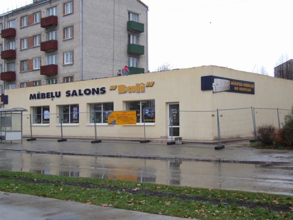 Sāk ar jumta demontāžu.