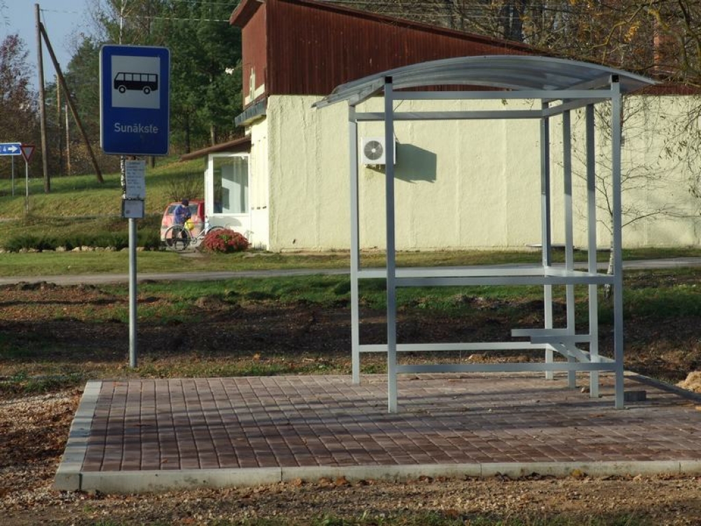 Kā pilsētā. Nu arī sunākstieši, autobusu gaidot, bus pasargāti no lietus un sniega. 