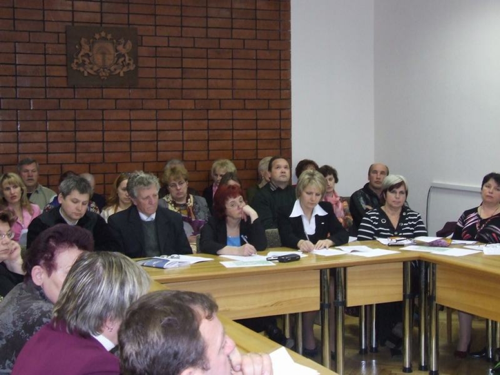 Nekā konkrēta. Deputāti un iedzīvotāji apspriež pagastu apvienošanās projektu.