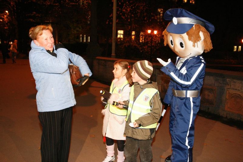 “Atstarotāju policists” meklē cilvēkus bez atstarotājiem.