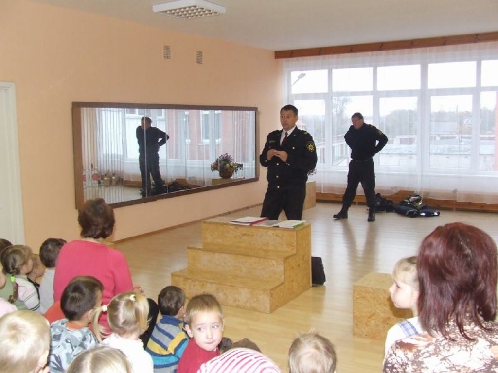 “Uguns ir bīstama” — atgādina Valsts ugunsdzēsības un glābšanas dienesta Aizkraukles brigādes Jaunjelgavas posteņa inspektors seržants Mihails Maškovs. 