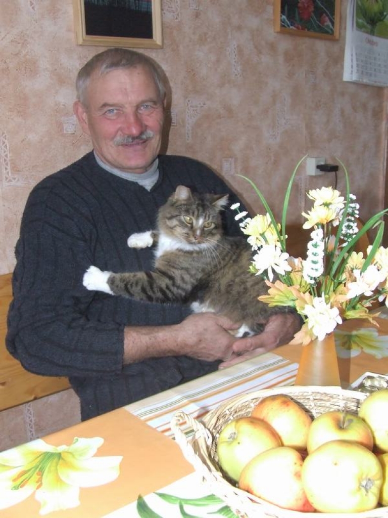 MĪLULE. Kaķene Zuze, ieritinājusies Jurim Kupcim klēpī, pēc mirkļa jau maļ savas dzirnaviņas. 