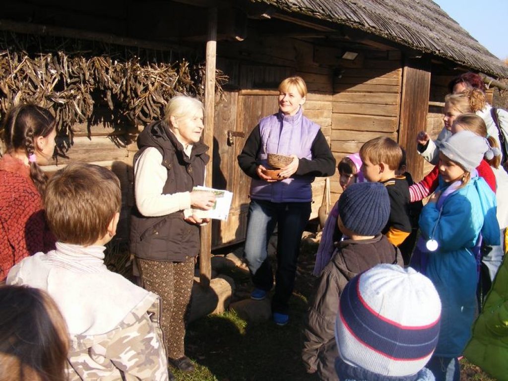 KLAUSĪTĀJU DAUDZ. Muzeja vadītāja Ilze Līduma ar savu stāstījumu vienmēr aizrauj visus klausītājus, arī pašus mazākos. 