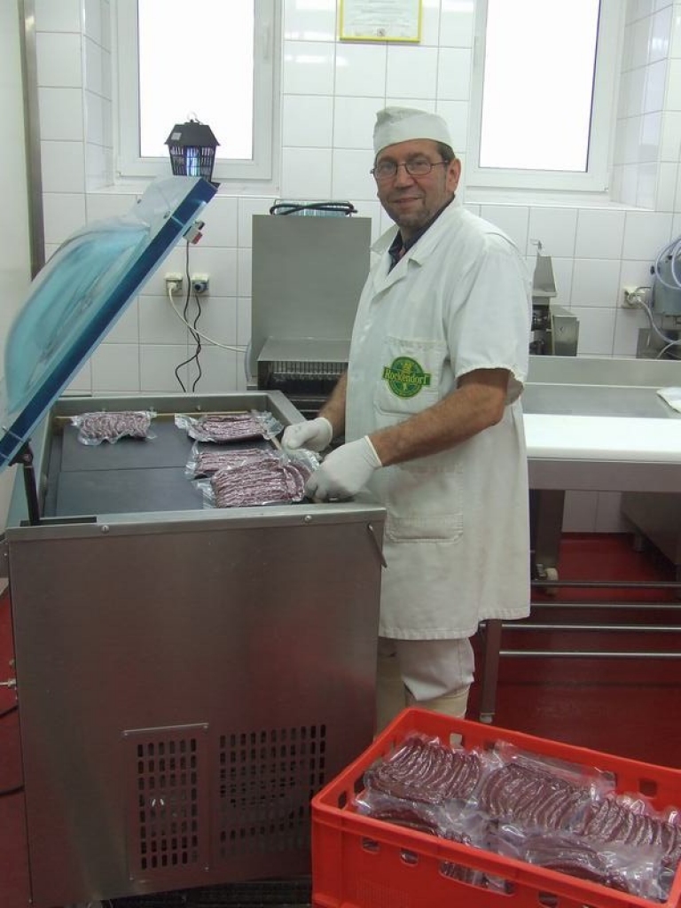 VĀCU MEISTARS. Iršos modernās gaļas pārstrādes mašīnas iemēģina vācu miesniekmeistars Manfrēds Valters.