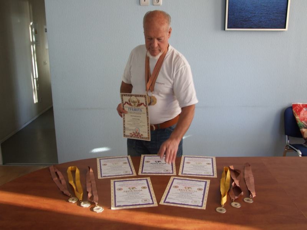 Bronzas veterāns. Jurijs Lavrovs nupat atgriezies no pasaules un Eiropas čempionāta svara bumbu celšanā, pārvedot sešus diplomus un deviņas bronzas medaļas.