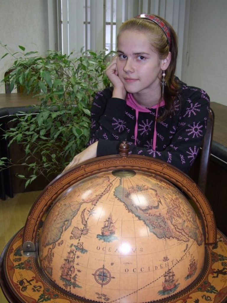 JAUNS TALANTS. Sabīne Krilova savus dzejoļus vispirms rāda labākajai draudzenei.