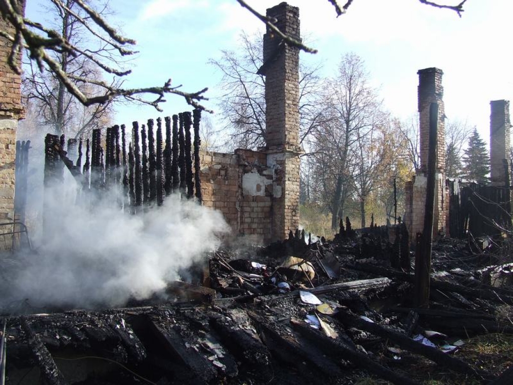 PALIEK TIKAI KRĀSMATAS. Pirmdienas rītā Daudzevā bija jūtama sviluma smaka, bet nodegušās mājas krāsmatas vēl kūpēja.  