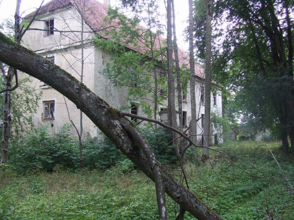 PAMESTS UN AIZAUDZIS. Šis kultūrvēsturiskais objekts Latvijas apceļotājus un tūristus, škiet vairs nevilinās.