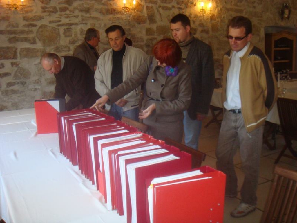 Šoseja mapēs. Pieņemšanas komisijai darbs nebija viegls — jāpārbauda, vai viss rakstītais atbilst uz šosejas redzētajam.