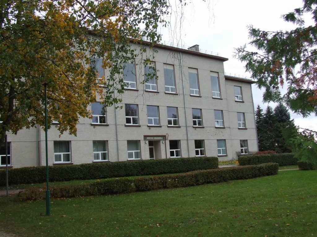 NERETAS VIDUSSKOLA. Pēc pārbūves arī šobrīd noplukusī dienesta viesnīca noteikti iegūs pievilcīgāku veidolu. 