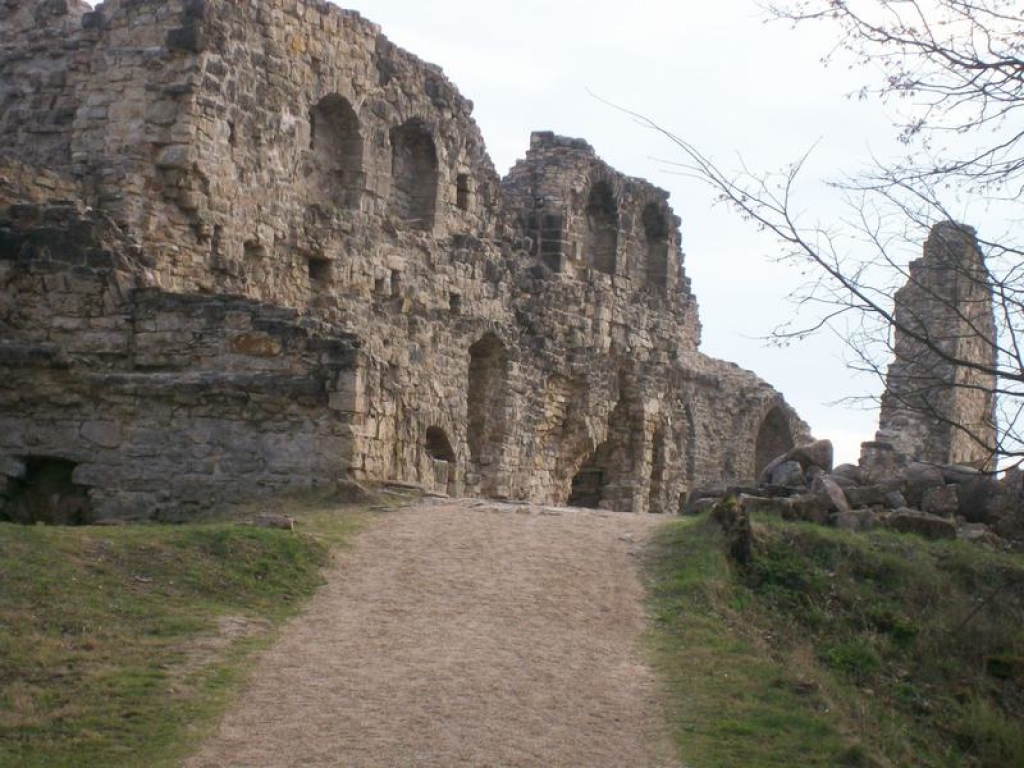 SVĒTKU GAIDĀS. Arī Kokneses pilsdrupās nākamgad notiks 800 gadu jubilejas pasākumi. 