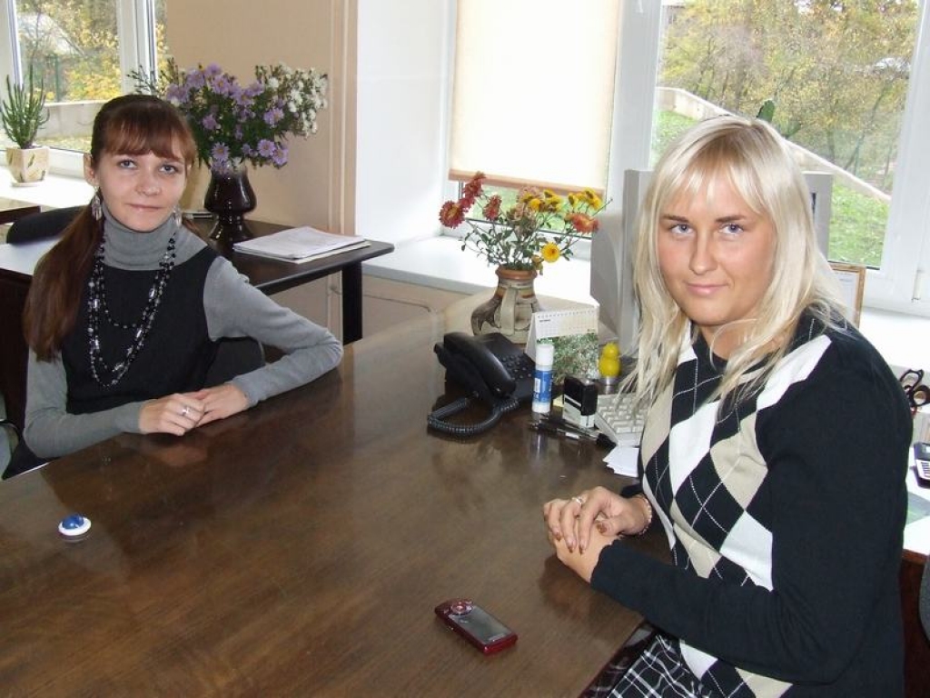 GAIDA KLIENTUS. Interesentiem gatavojas atbildēt Zane Brovacka (no labās) un Svetlana Daļecka.  