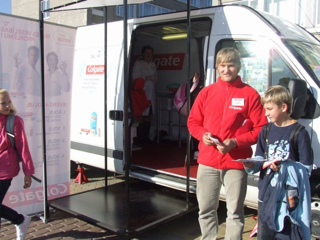 JAUTĀJUMI UN ATBILDES. Eduards Freidenfelds (no labās) izjautā konsultantu Edgaru Zalužinski. 