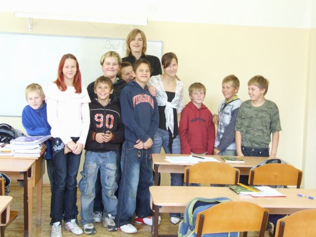 Mūsdienu skolotāja. Gunita Doveika (ceturtā no labās) Skolotāju dienas pasākumos pati iejūtas skolotājas lomā, “audzinot” Daudzeses pamatskolas 5. klases skolēnus.