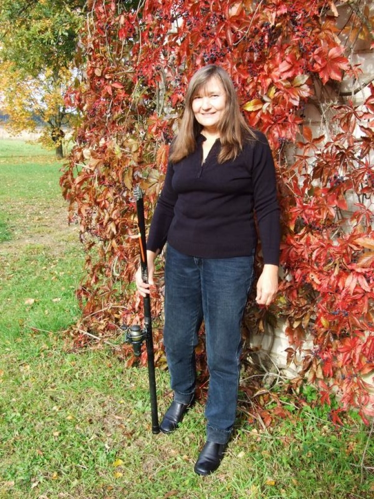 VAĻASPRIEKS. Brīvos brīžos Valentīna Ķipure ņem makšķeri un dodas uz Mēmeles krastu.