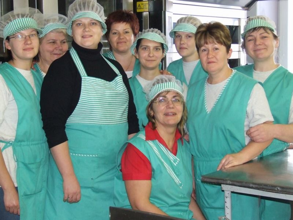 JUBILEJAS DIENĀ. Inguna Kronberga (sēž) uzņēmuma jubilejā kopā ar daļu kolektīva.  