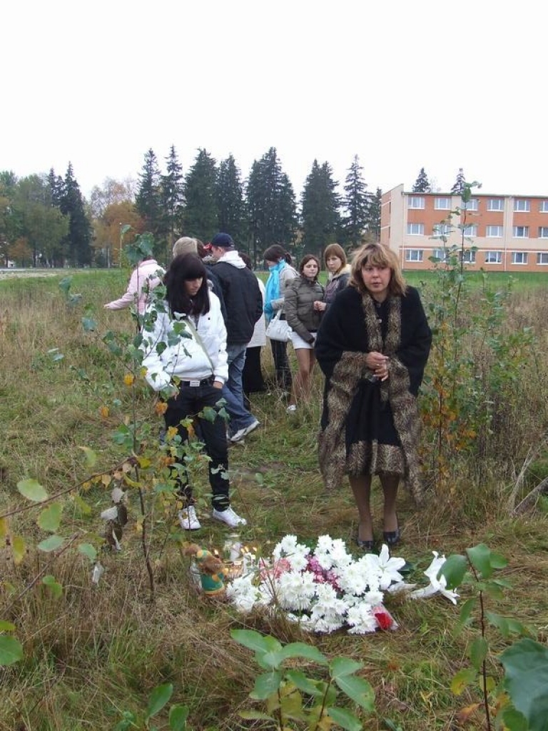 PIEMIŅAI. Vietā, kur atrada noslepkavoto Annu Kurniginu, aizkrauklieši noliek ziedus, iededz baltu sveces. Atnākusi arī Aikzraukles novada domes deputāte Ludmila Ušakova (pa labi), jo pamatskolu Anna beidza Aizkraukles 1. vidusskolā.