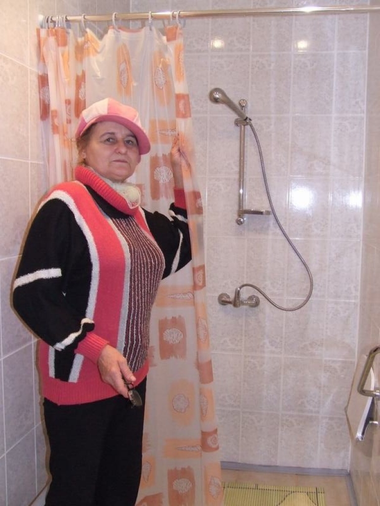 VISS VAJADZĪGAIS. Maija Mačeka priecājas, ka domāts arī par invalīdiem, paredzot speciālas palīgierīces. 