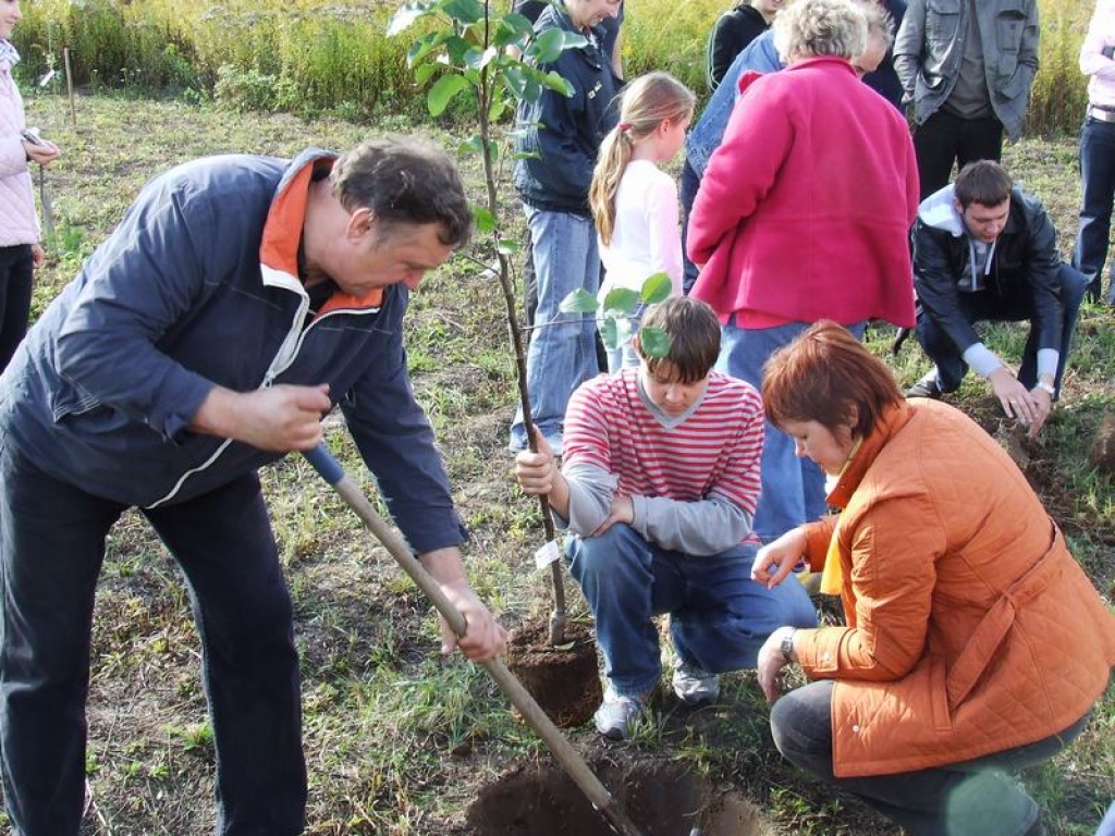 KATRAM KANĀLAM SAVS. LTV 1. kanāla darbinieki iestādīja šķirnes 'Rubīns' ābeli, bet LTV 7 — bumbieri 'Favoritka'. No labās — LTV 1 informatīvi dokumentālo raidījumu satura redaktore bebrēniete Sarmīte Plūme.