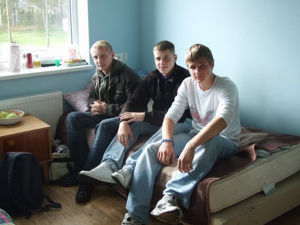 PAGAIDĀM JĀSAMIERINĀS. Pirmā kursa audzēkņi Aleksejs Kozlovskis (no kreisās), Ģirts Igaunis un Jānis Siliņš pustukšajā dienesta viesnīcas istabiņā. 