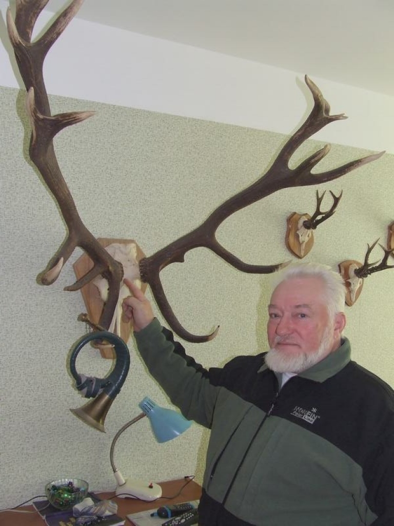 ATŠĶIRĪBA. Jānis Censonis skaidro, ka no Belovežas atvesto briežu buļļu ragi atšķiras ar resnākiem un masīvākiem stumbriem. 