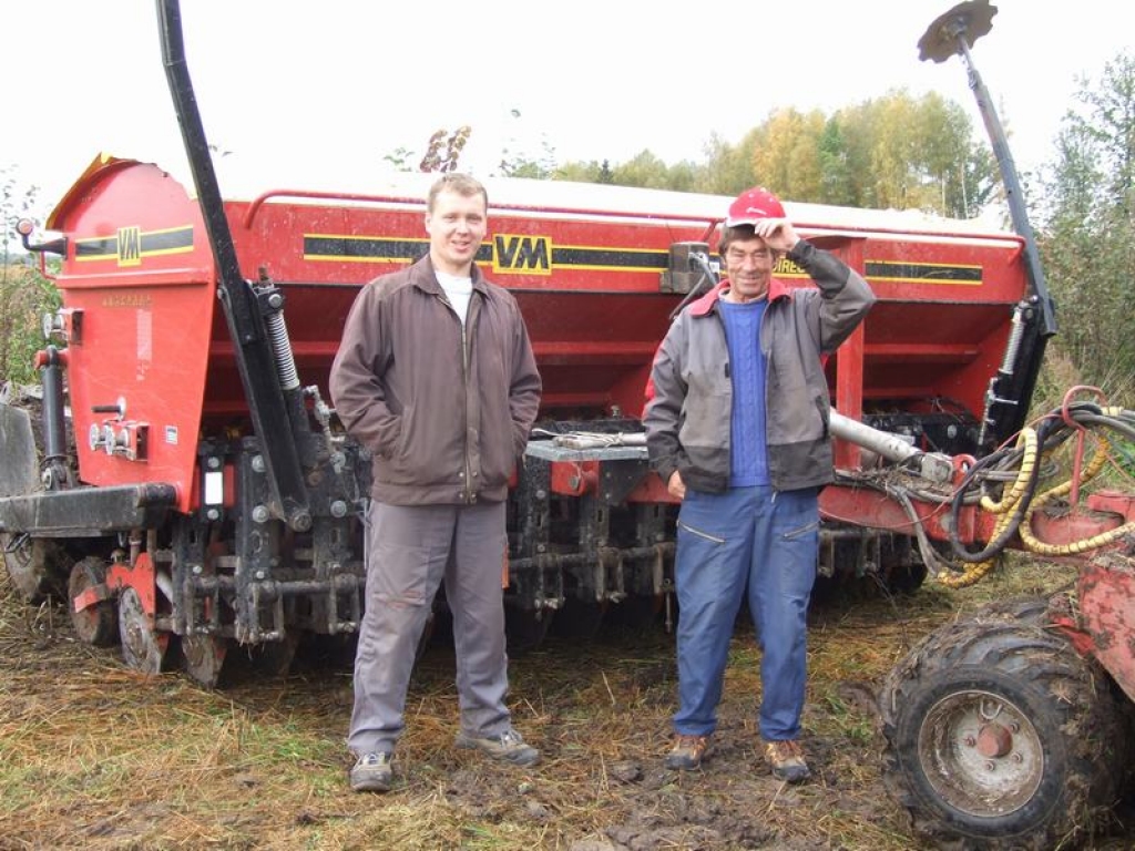 PĒDĒJIE DARBI TĪRUMĀ. Māris Lasmanis (no kreisās) un Jānis Ruseckis spriež, vai šonedēļ pagūs apsēt visus laukus, jo lietus darbus var iztraucēt. 