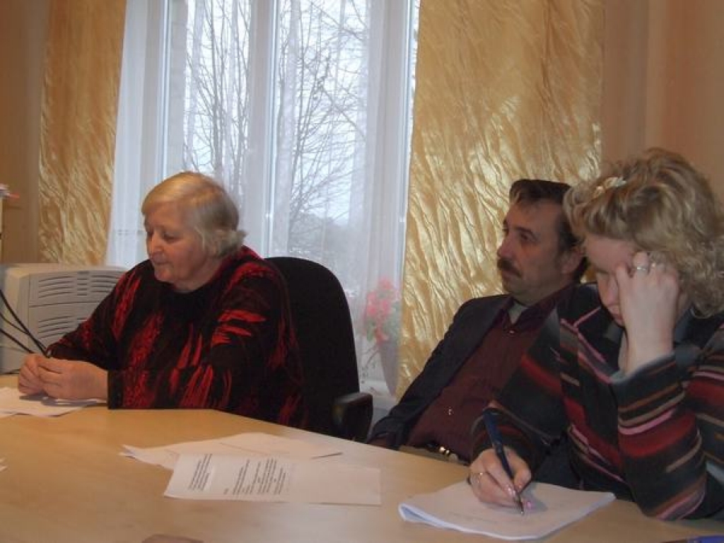 Grūts lēmums. Zalves pagasta padomes deputāti Ilga Cera (no kreisās), Raimonds Dālderis un Jugita Paškova spriež par Zalves pamatskolas nākotni. 