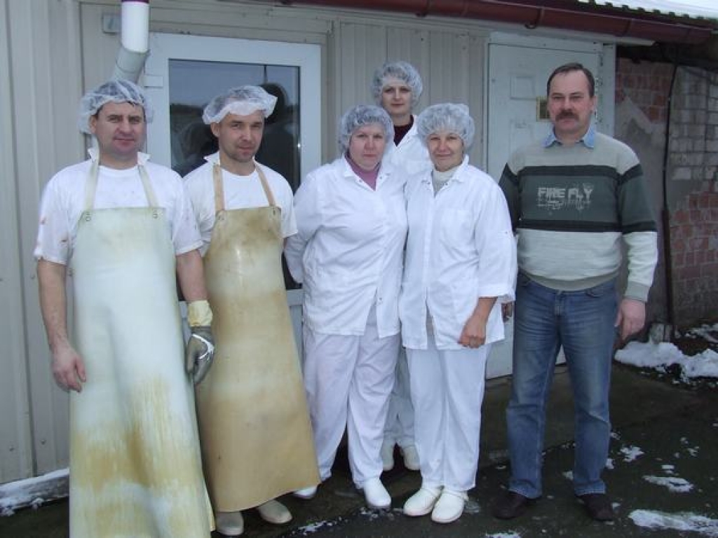 DAĻA NO “SIETIŅU” SAIMES. Nikolajs Barbinjagra (no kreisās), Artis Urlovskis, Gunta Kirovāne, Evita Zemīte, Aina Noreika un saimnieks Jānis Kirovāns. 