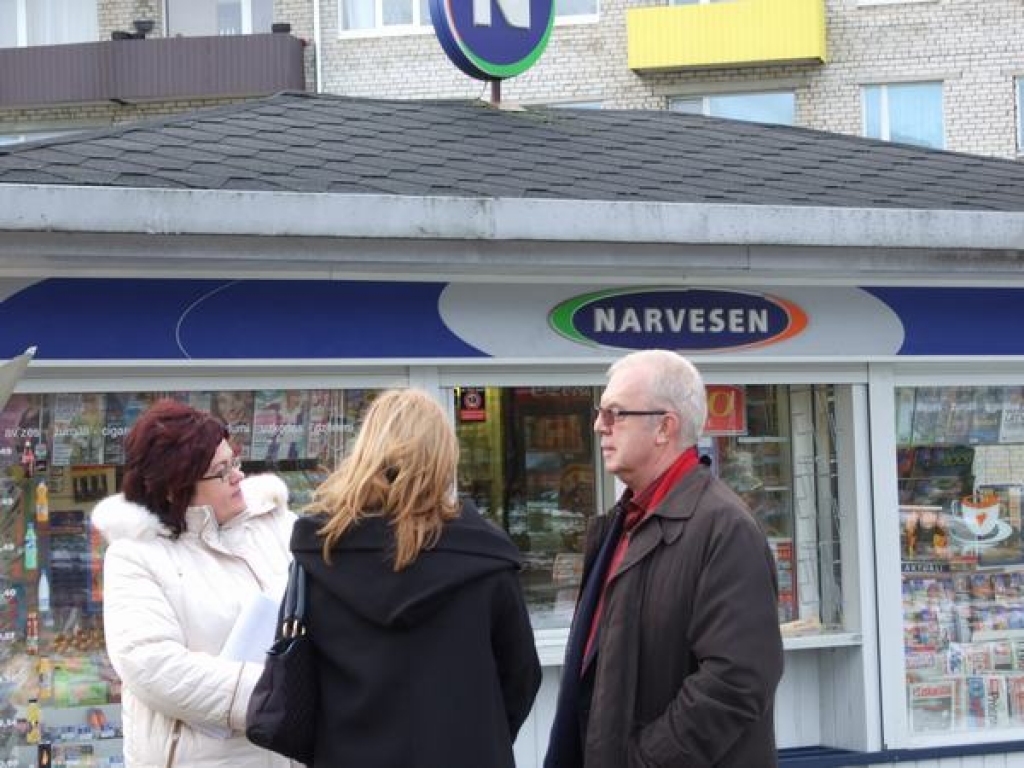 Pagaidu vienošanās panākta. Aizkraukles novada domes priekšsēdētājs Vilnis Plūme sarunājas ar 