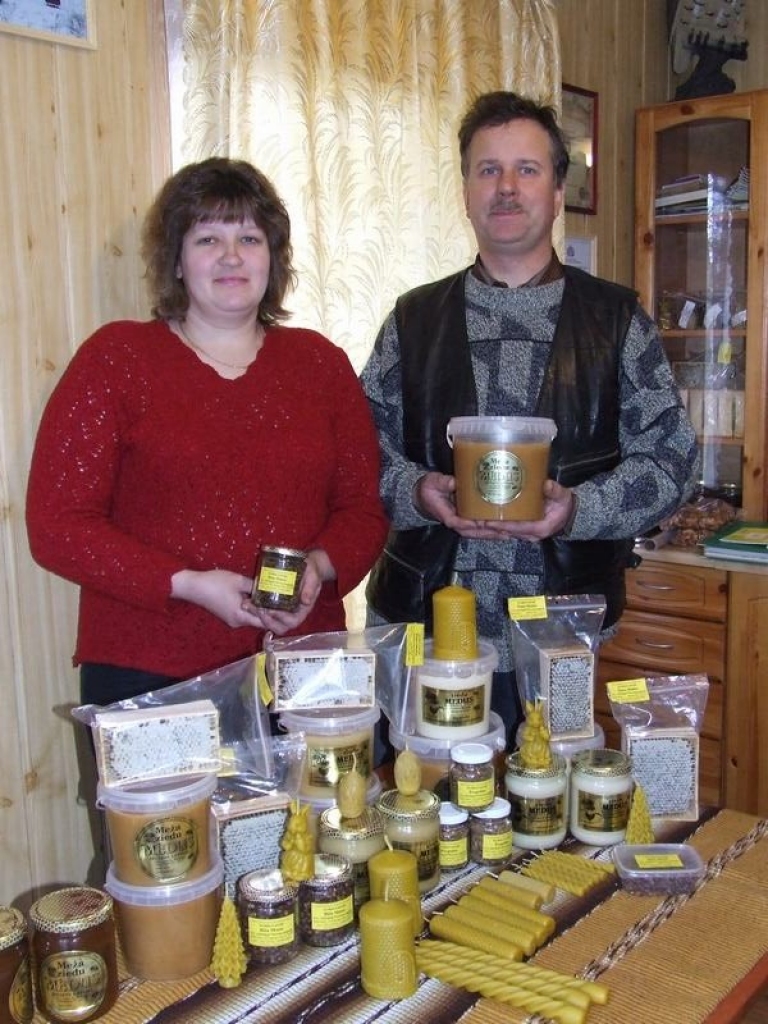 “IZGRIEŽ POGAS”. Santa un Alvis Možeiki ar saviem medus produktiem ir konkurenti labākajiem biteniekiem Latvijā.