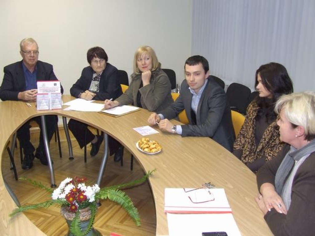 Vienošanās panākta. “Jelgavas inovāciju centra” vadītājs Agris Ķipurs (trešais no labās) aizkraukliešiem stāsta par konkursa norisi.