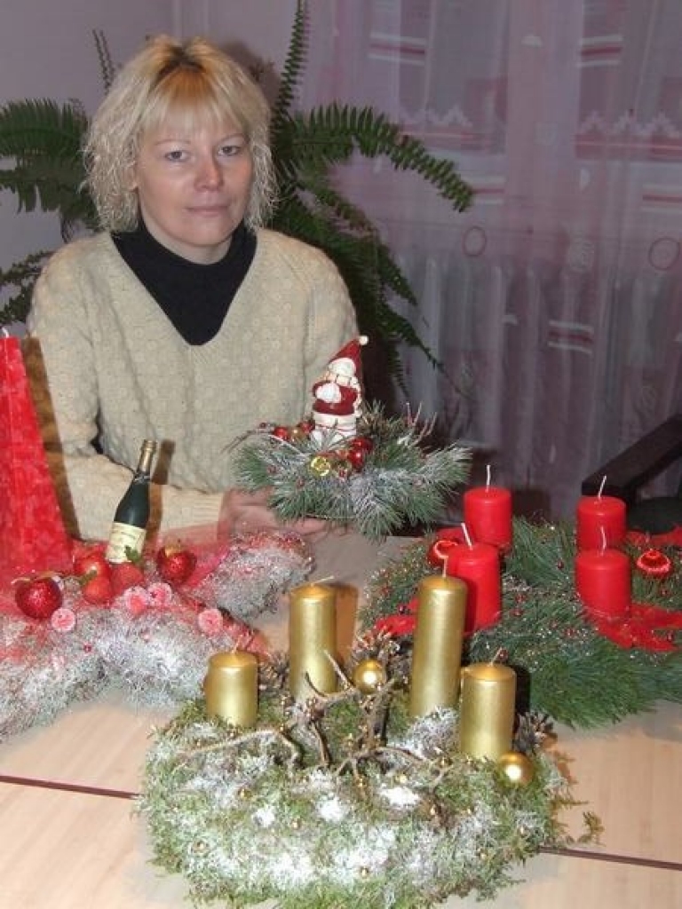 DAŽĀDĀM GAUMĒM. Evitas Vīnakalnes darinātie Adventes vainagi rīt, Pirmajā adventē, būs vairāku neretiešu un aizkraukliešu mājās. 