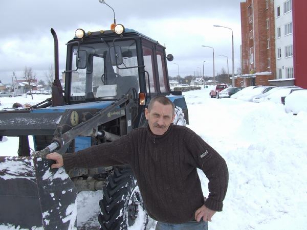 No tumsas līdz tumsai. “Darām, cik varam! Galvenais, lai atkal nesāk snigt,” saka “Laumas — A” traktorists Andris Kļimanovs.
