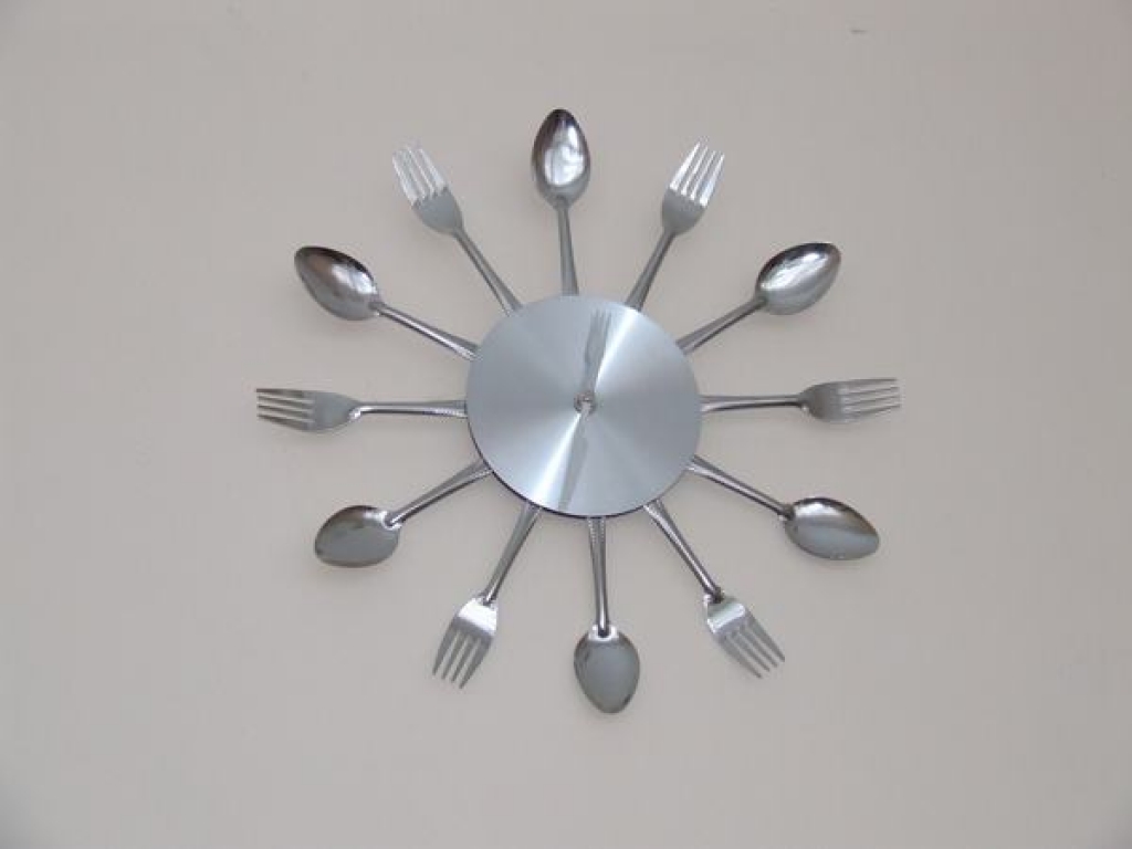 Neparasts laikrādis. Kafejnīcas interjerā tas ļoti labi iederas. 