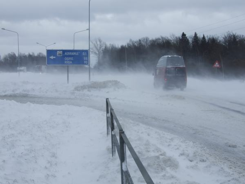 PIETURĀ NETIEK. Pilsētas maršruta autobuss vakar no rīta pieturā pie Aizkraukles dzelzceļa stacijas iebraukt nevarēja.    