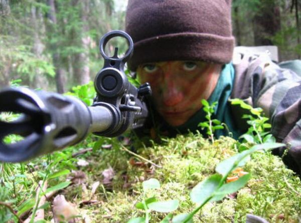 Ar ieroci rīkoties prot. Evita militārajās mācībās mežā.